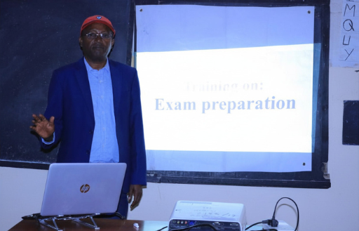 ምክትል ሰብሳቢ አቶ አምበሉ አበበ ስልጠና እየሰጡ